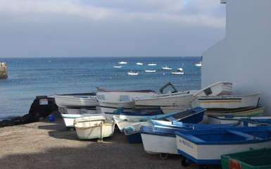 barcos pesqueros apilados en callejon