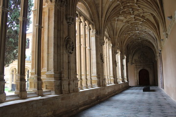 Fototapeta premium pasillo claustro antiguo salamanca