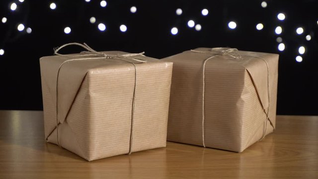 Caja de regalo en la mesa y fondo negro con luces