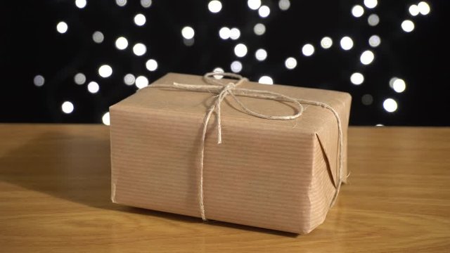 Caja de regalo en la mesa y fondo negro con luces
