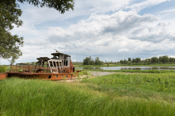 Schiffswrack in der radioaktiven Chernobyl-Sperrzone in Belarus (Weißrussland)