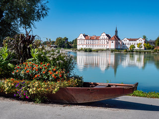 Schloss Neuhaus am Inn mit Boot