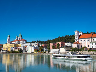 Fototapeta na wymiar Skyline von Passau vom Inn aus