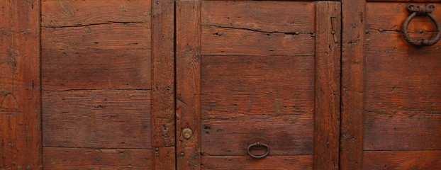 eine alte Tür mit Klopfring