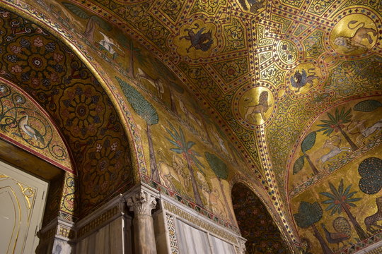 Sala di Ruggero, mosaici islamici si trova all'interno della Torre Pisana del Palazzo dei Normanni a Palermo- Palazzo Reale Sicilia. Nei mosaici scene di caccia descritte in modo particolareggiato.