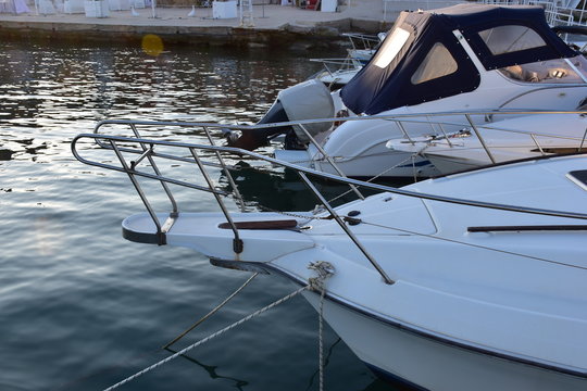 Musone di prua, delfiniera, pulpito di prua di una barca