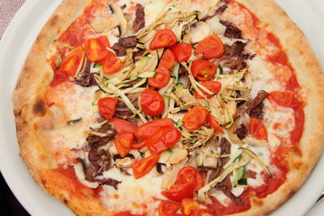 eine vegetarische Pizza mit Tomaten