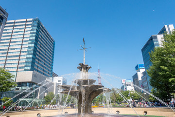 Fototapeta na wymiar 爽やかな青空と大通公園の噴水 / 北海道 札幌市の観光イメージ