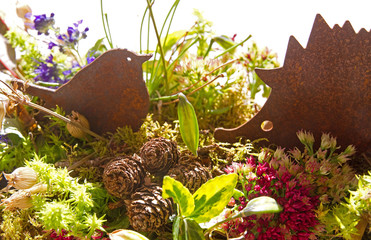 Herbstdekoration mit Igel und Vogel aus Eisen