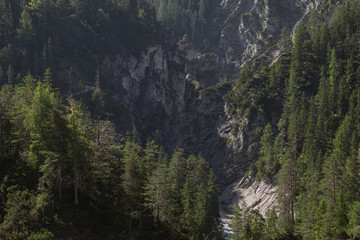 Sehr wildes Hochgebirgstal mit Bergwald und steilen Felsabbrüchen