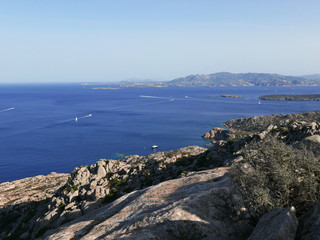 strepitoso panorama del bel mare dell'isola de La Maddalena, in Italia