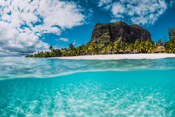 Tropischer Kristallozean mit dem Berg Le Morne und Luxusstrand auf Mauritius. Geteilte Sicht.