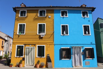Fototapeta na wymiar colorful houses in venice
