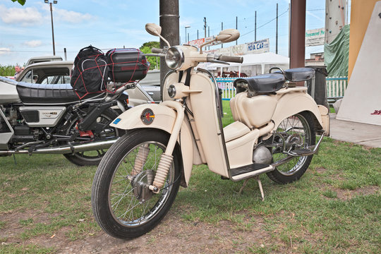 old italian scooter Aermacchi Zeffiro 150 (1956)