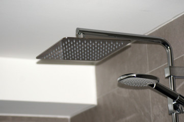 Moderne Regendusche im Badezimmer