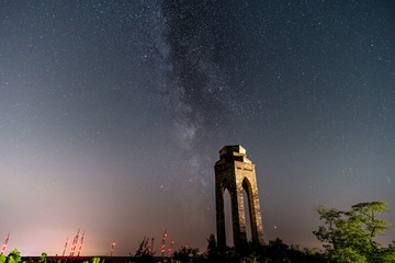 Die Milchstrasse und Sterne über dem Zellertaler Ehrenmal in Rheinland Pfalz