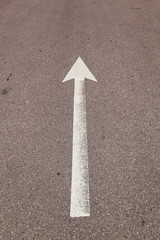 Stra&szlig;enmarkierung Pfeil zeigt gerade aus. Road sign arrow directing straight ahead