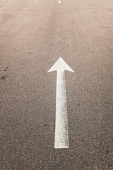 Pfeil Markierung auf Stra&szlig;e zeigt gerade aus. Road sign arrow directing straight ahead.