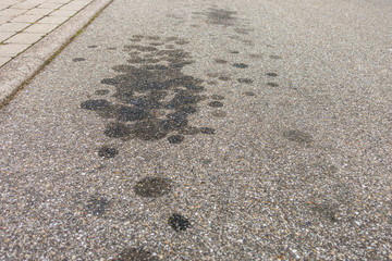 Ölflecken auf der Strasse