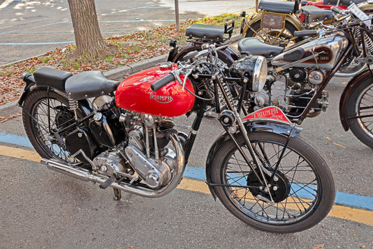 old motorcycle Triumph 3H 350 cc (1942)