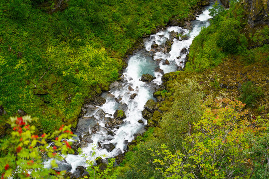 Geiranger (Norwegen) Dronen Foto von Bach , Fjord , Sch&ouml;nheit der Norwegischen Natur , Fjord mit steinen , beauty of Norway und Felsen mit einer gr&uuml;nen Wiese und B&auml;umen