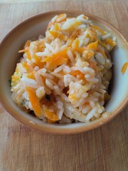 risotto warzywne w ceramicznej miseczce
