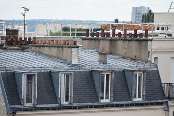 Alignement de cheminées sur un toit