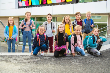Obraz premium group of kids on the school background having fun