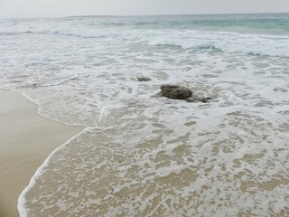 Ola del mar , alrededor de una roca 