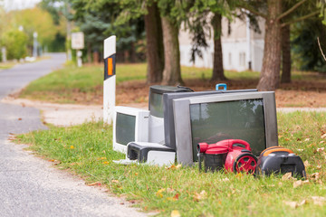 Elektroschrott am Stra&szlig;enrand 