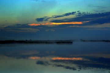 Obraz na płótnie Canvas a sunrise at the lake