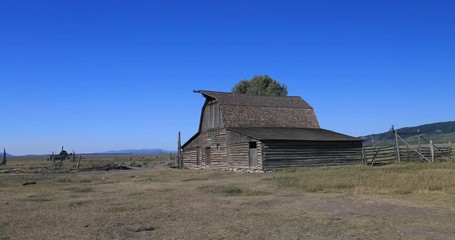 Mormon Row pioneer barn Grand Teton National Park. Pioneer settler homestead farms ranch. Historic building scenic landscape. 2.5 million visitors a year. Geography, geology, environment.