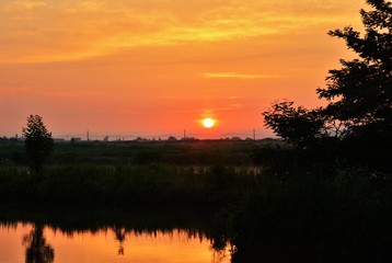 Fototapeta na wymiar a sunrise at the lake
