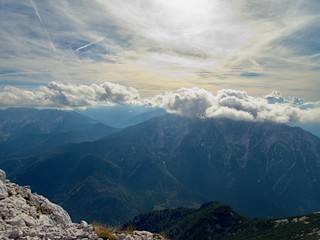 Fototapeta na wymiar autumn hiking and mountaineeting in brandenburger alpen in austria