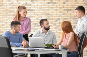 Fototapeta premium Młody marketingowiec z zespołem na spotkaniu biznesowym