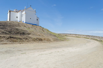 Fototapeta na wymiar Muralla e Iglesia de San Salvador en el castillo medieval de Arraiolos, Alentejo. Portugal.