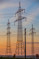 Strommasten bei Sonnenuntergang