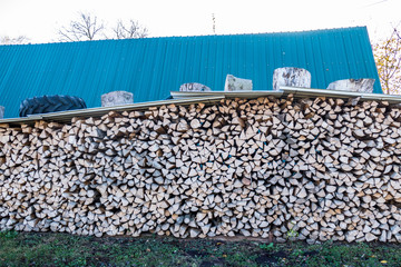 Brennholz gestapelt und abgedeckt © focus finder