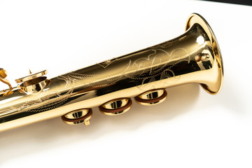 Obraz premium Clarinete dorado sobre fondo Blanco