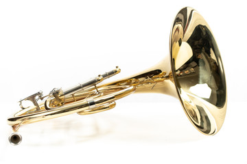 Fototapeta na wymiar Corno, instrumento musical dorado sobre fondo blanco