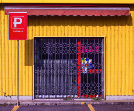 The store downtown was closed.