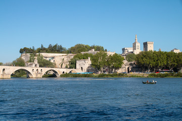 Avignon et le pont depuis la Barthelasse