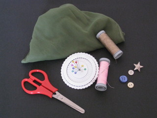 costura: conjunto elementos para coser, tela verde, carretes hilo, beige, rosa, tijera, alfiletero,...