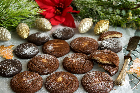 schokoladenkekse mit nussf&uuml;llung und weihnachtsdekoration