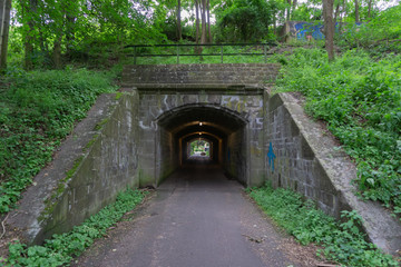 Naklejka premium Kurzer Tunnel mit Lichter mit Durchsicht