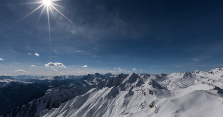 Bergwelt von Österreich im Winter