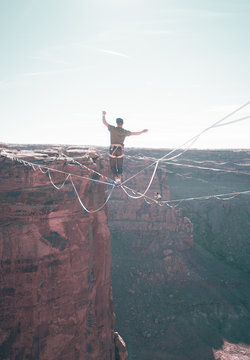 Man highlining