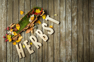 Herbstliche Deko auf Tisch mit Platz f&uuml;r Text