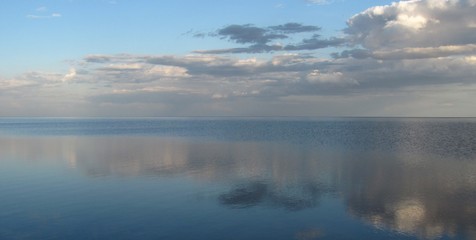 Obraz na płótnie Canvas cloud reflection in calm sea water