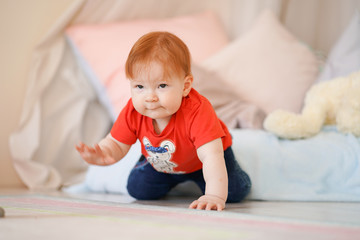 Naklejka premium little baby crawling on the floor with carpet